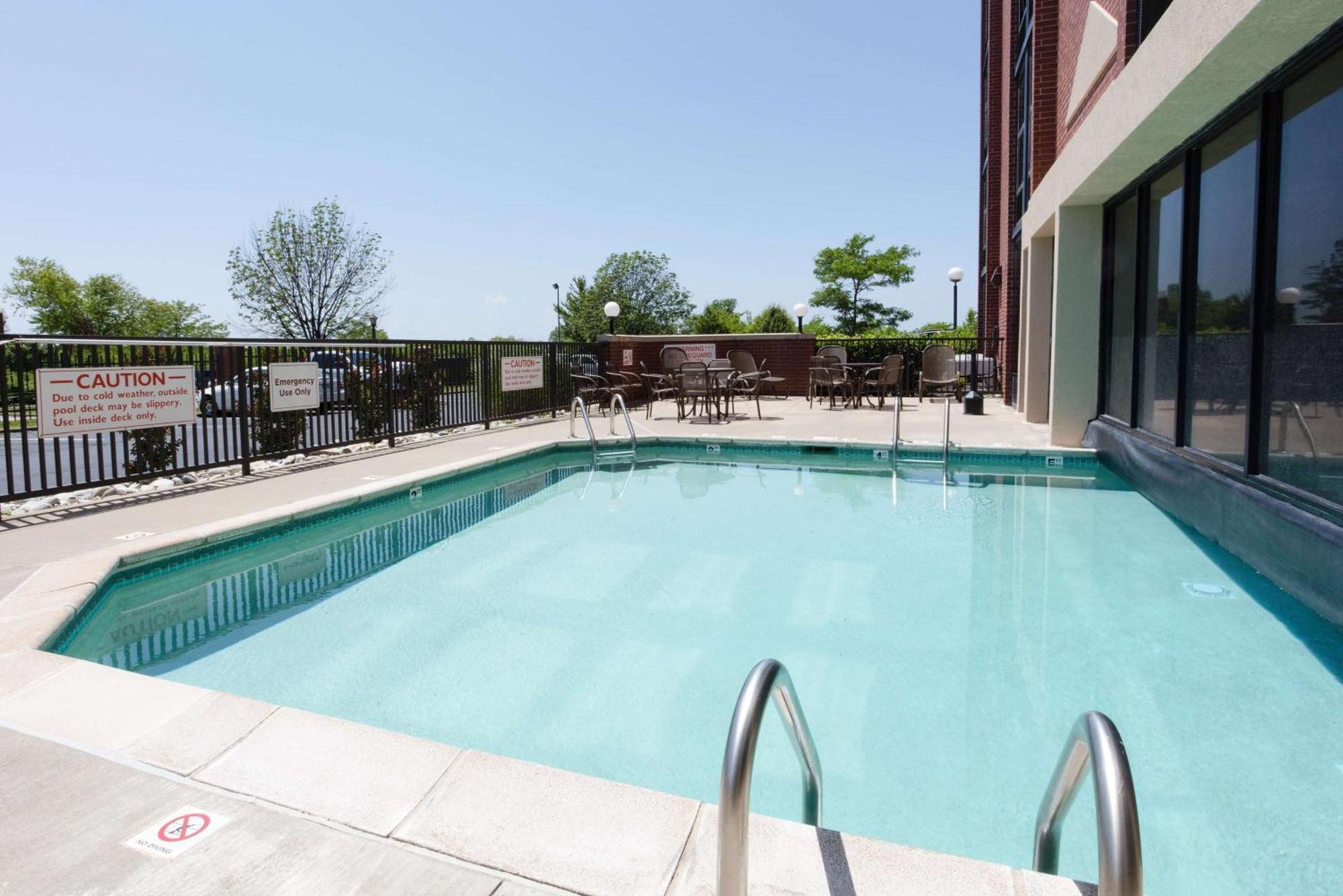 Drury Inn & Suites Kansas City Airport Bagian luar foto