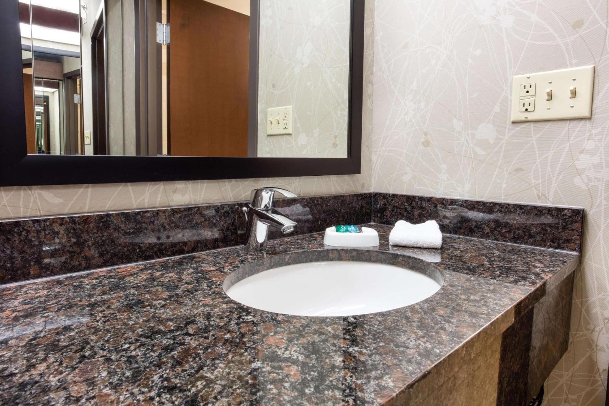 Drury Inn & Suites Kansas City Airport Bagian luar foto